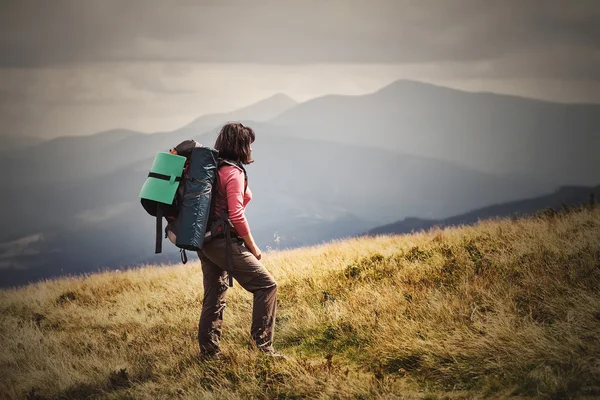 Jovem mulher caminhando em montanhas com mochila Travel Lifestyle a — Fotografia de Stock