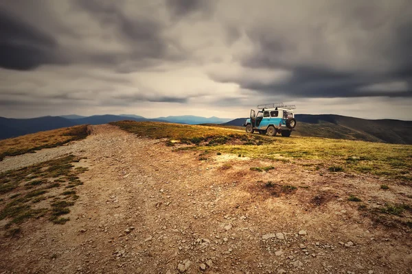 Adventure in the mountains, off road in an SUV. Carpathian natio — Stock Photo, Image