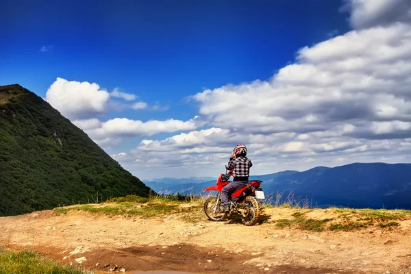 Motociclisti in sella su strada montuosa, guidare una moto, summ — Foto Stock