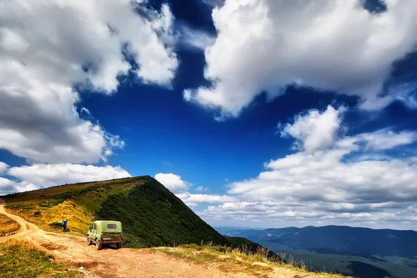 Πανόραμα Suv σε φόντο όμορφο ορεινό τοπίο. Dramati — Φωτογραφία Αρχείου