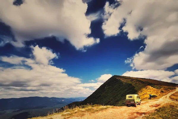 Panorama-Geländewagen vor wunderschöner Berglandschaft. Dramaturgie — Stockfoto