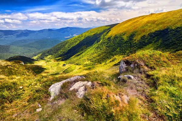 風景山と青い sk の下緑の新鮮な芝生のフィールド — ストック写真