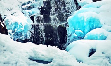 Donmuş şelale dağlarda. Güzel kış manzarası.