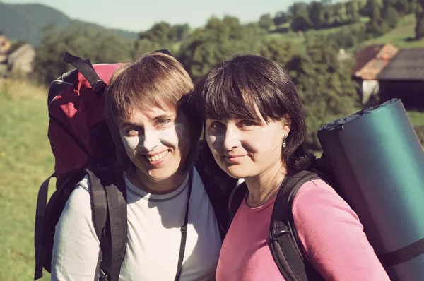 徒步旅行的人 — — 对两个女孩徒步户外享受积极的生活方式，在美丽的山景观在喀尔巴阡山 — 图库照片