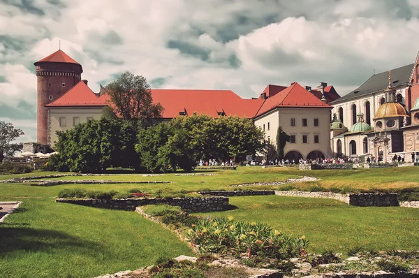 Wawel-Kathedrale in Krakau. gefiltertes Bild: Kreuzverarbeiteter Vintage-Effekt. — Stockfoto