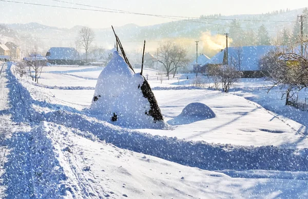 Зимний пейзаж со снегом в горах. Красивый снегопад. Карпаты, Украина — стоковое фото