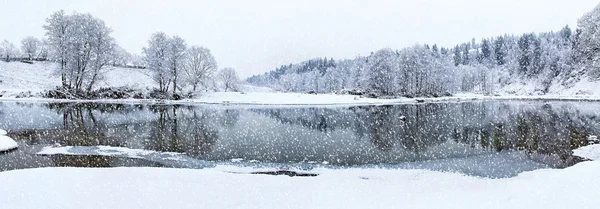 Vackra vinter river i snöfall — Stockfoto