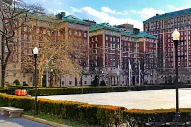 Gün batımında New York'taki Columbia Üniversitesi kampüsü