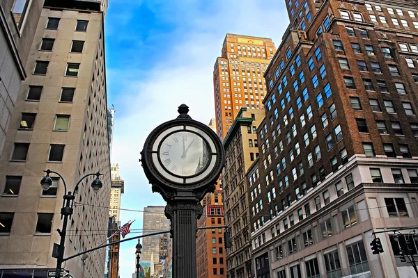 Quinta Avenida edifício em Nova York e grande relógio — Fotografia de Stock