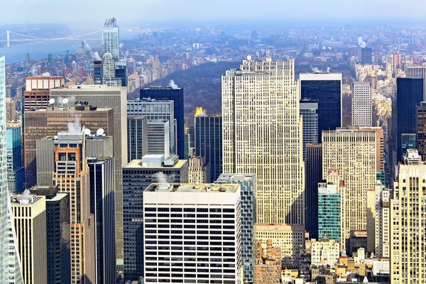 Skyline van New york met stedelijke wolkenkrabbers bij zonsondergang. — Stockfoto