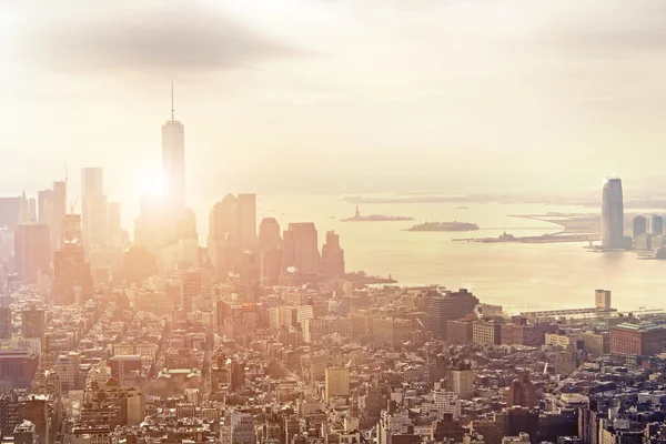 Luchtfoto van de skyline van manhattan bij zonsondergang, new york city — Stockfoto