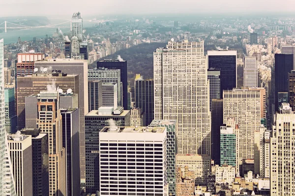 Luchtfoto van de skyline van manhattan bij zonsondergang, new york city — Stockfoto