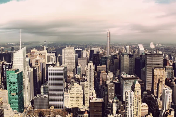 Luchtfoto van de skyline van manhattan bij zonsondergang, new york city — Stockfoto