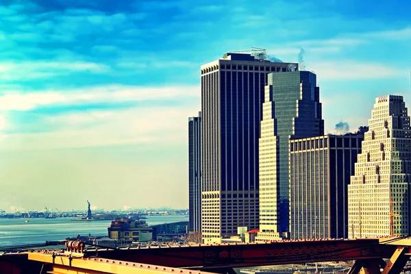 New york city manhattan bei Sonnenuntergang von der brooklyn bridge aus gesehen — Stockfoto