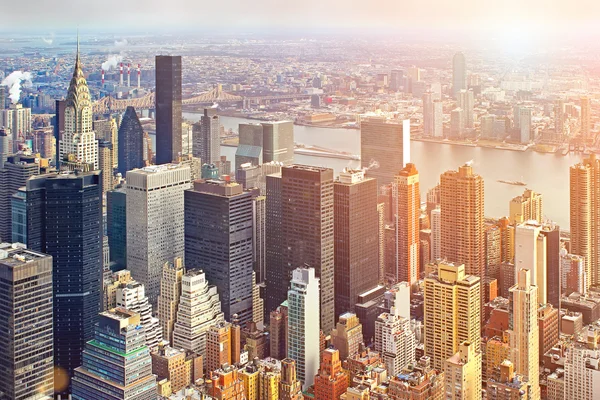 Luchtfoto van de skyline van manhattan bij zonsondergang, new york city — Stockfoto