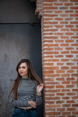 Kameraya bakarak uzun saçlı kadın portresi 