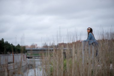 Uzakta karşı nehir seyir güneş gözlüklü esmer