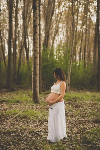 Zwangere vrouw in het bos — Stockfoto