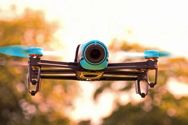 Flygande drone utomhus — Stockfoto