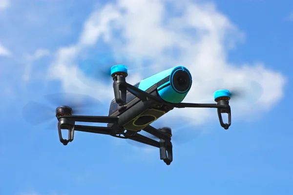 Flygande drone med monterad kamera — Stockfoto