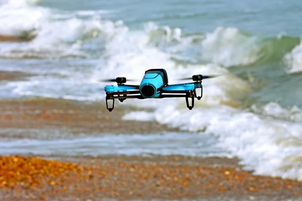 Quadrocopter flyger på stranden — Stockfoto