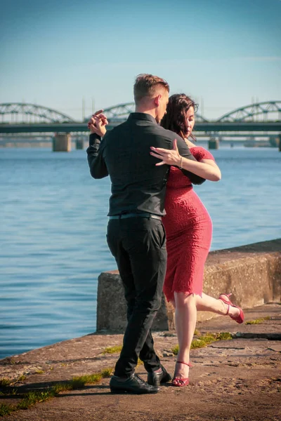 这对年轻夫妇在城里跳舞 后面是斜拉桥 有选择的重点 肖像捕捉到 — 图库照片
