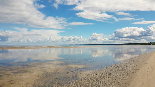 夏日阳光明媚 平静的大海 蓝云的天空映衬在平静的水中 假日和旅行的概念 拉脱维亚的性质 — 图库照片