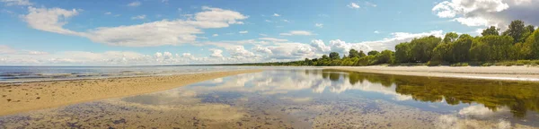 Acalme Mar Dia Ensolarado Verão Céu Nublado Azul Reflexo Árvore — Fotografia de Stock