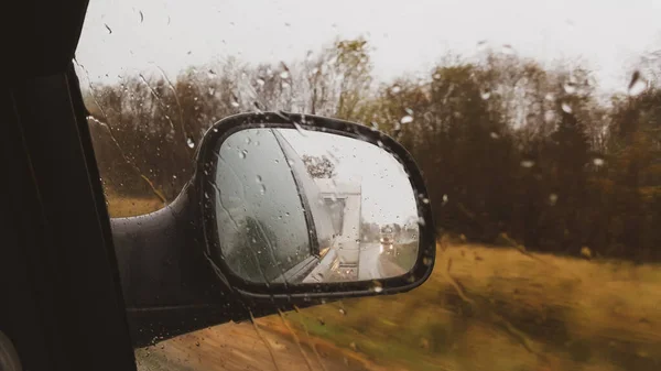 Samochód Przyczepą Podróż Aktywny Wypoczynek Deszczowe Dni Widok Samochodu Przednie — Zdjęcie stockowe