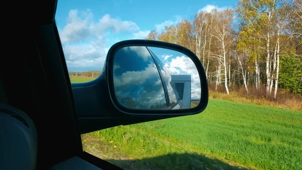 Lakókocsi Visszaverődés Kocsi Oldalsó Tükrében Élet Kerekeken Vidéki Kilátás Háttér — Stock Fotó