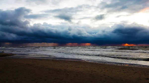 Dramático Céu Nublado Escuro Tempestuoso Sobre Mar Pôr Sol Conceito — Fotografia de Stock