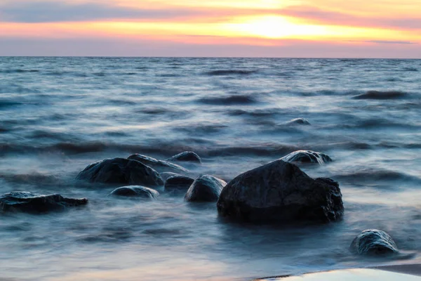 Море Заході Сонця Каміння Які Хвилі Довга Фотографія Експозиції — стокове фото