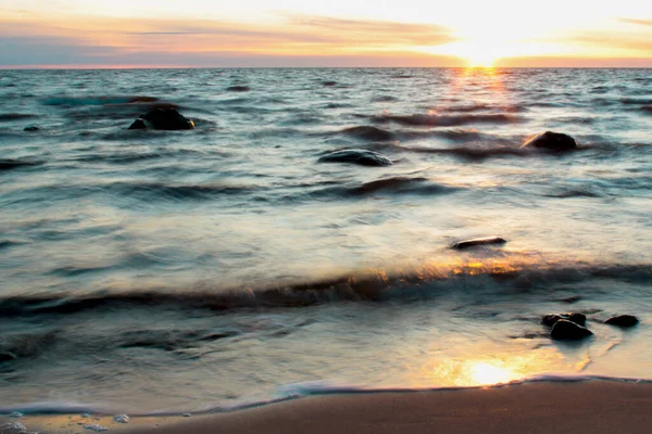 海と岩の長い露出 波が滑らかな海から突き出た岩 カラフルな夕日 — ストック写真
