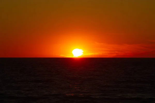 Помаранчевий Захід Сонця Над Горизонтом Перетворює Червоне Хмарне Небо Красивим — стокове фото