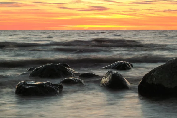 Larga Exposición Mar Rocas Rocas Que Sobresalen Del Suave Mar — Foto de Stock