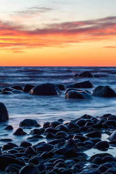 Камни Море Летний Пейзаж Европе Красочный Закат Восход Солнца Портрет — стоковое фото
