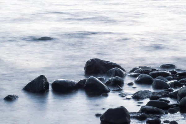 Larga Exposición Mar Rocas Rocas Que Sobresalen Del Suave Mar — Foto de Stock