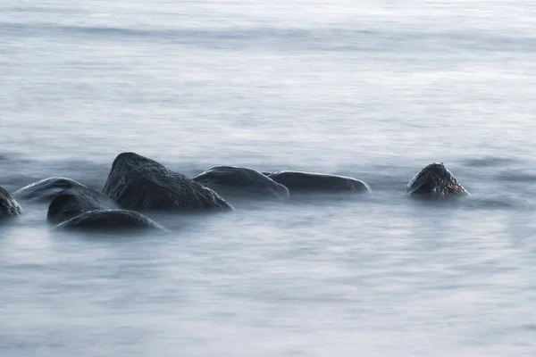 Длительное Воздействие Моря Камней Валуны Торчат Гладкого Волнистого Моря Спокойная — стоковое фото