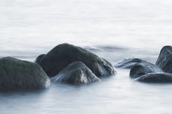 Длительное Воздействие Моря Камней Валуны Торчат Гладкого Волнистого Моря Спокойная — стоковое фото
