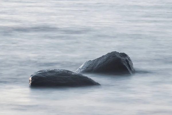 Длительное Воздействие Моря Камней Валуны Торчат Гладкого Волнистого Моря Спокойная — стоковое фото