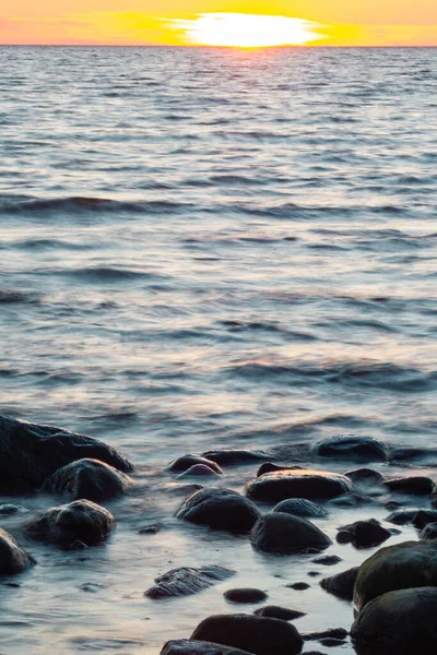 Скелі Морі Літній Пейзаж Європи Кольоровий Захід Або Схід Сонця — стокове фото