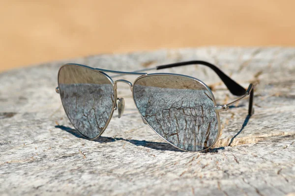 Sluneční Brýle Dřevěném Pařezu Izolovaném Písečném Pozadí Relaxační Volnočasové Pojetí — Stock fotografie