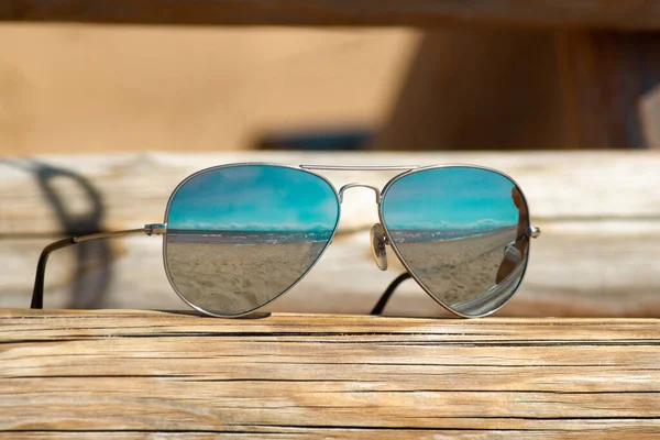 Módní Sluneční Brýle Dřevěném Stole Mořský Odraz Koncept Cestování Dovolené — Stock fotografie