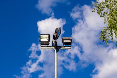 Spot ışığı bulutlu gökyüzünde izole edilmiş.