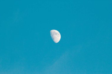 Mavi gökyüzünde güzel beyaz hilal. İnsan hastalıkları ve astroloji kavramı.