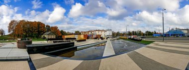REZEKNE, LATVIA - 10 Temmuz 2020: Rezekne şehrindeki parkın panoramik manzarası.