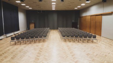 Gri sandalyeli boş oditoryum, konferans salonu veya kültür evi