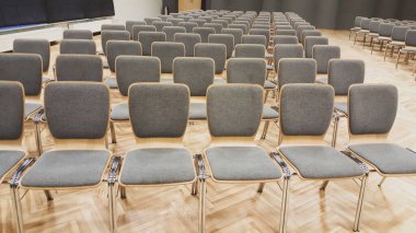 Gri sandalyeli boş oditoryum, konferans salonu veya kültür evi