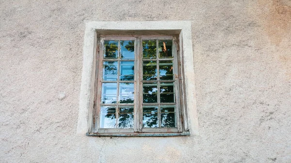 Stare Zniszczone Drewniane Okno Malowaną Ramą Odbiciem Szkle Zbliżenie — Zdjęcie stockowe
