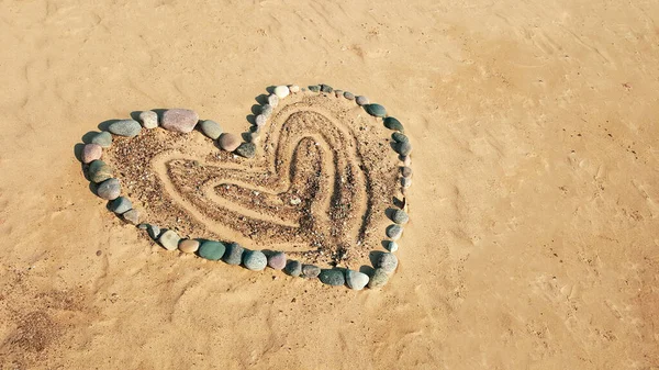 Forma Del Corazón Está Hecha Varias Piedras Arena Playa Amor Fotos de stock libres de derechos